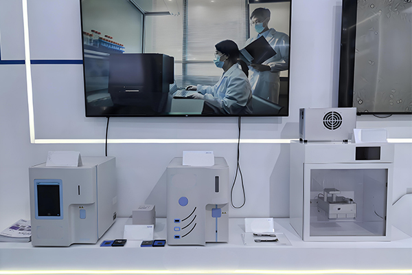 Biomedical applications of liquid crystals